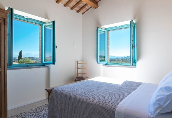 The master bedroom with an en-suite bathroom in the corner of the villa - La Buona Maniera