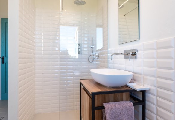The characteristic en-suite bathroom with a shower - La Buona Maniera