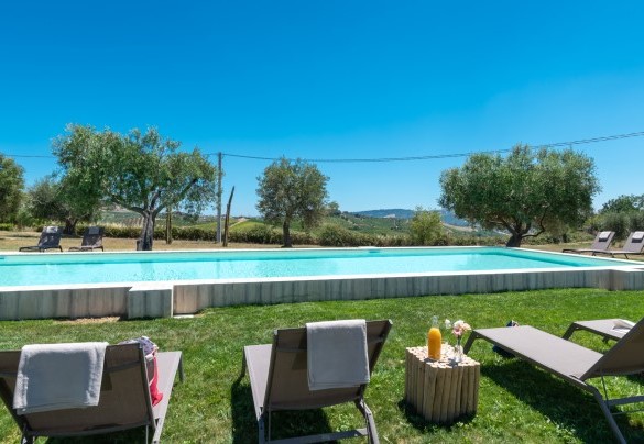 The pool, measuring 15 x 5 m, with a constant depth of 1.23 m - La Buona Maniera