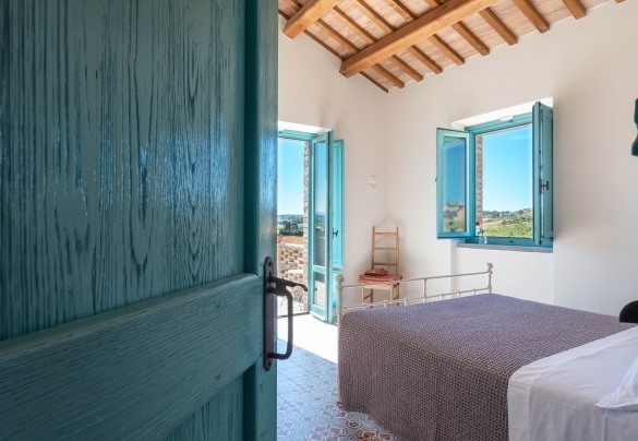 The master bedroom with an en-suite bathroom and a terrace with bathtubs - La Buona Maniera
