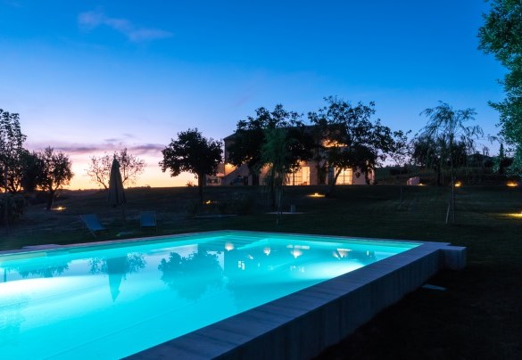 The illuminated pool - La Buona Maniera