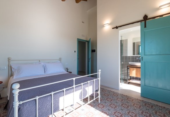 The master bedroom with an en-suite bathroom and a terrace with bathtubs - La Buona Maniera