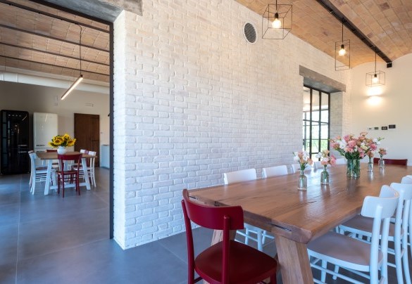 The kitchen is connected to the dining room - La Buona Maniera