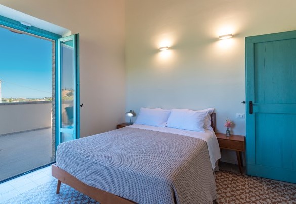 The master bedroom with an en-suite bathroom on the upper floor - La Buona Maniera