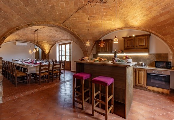 Open-plan dining table and kitchen - La Burraia