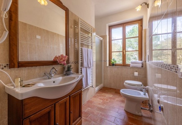 Bathroom with shower no. 5 - La Burraia