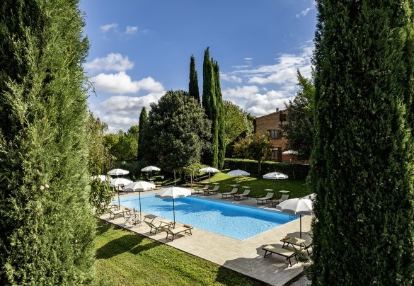 The pool is set in a secluded position at the rear of the farmhouses - La Burraia