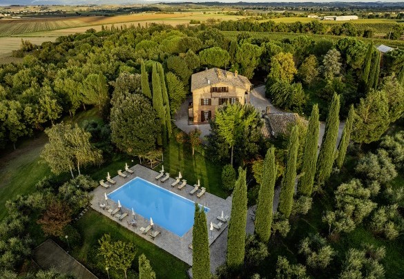 The farmhouses are surrounded by lush vegetation - La Burraia