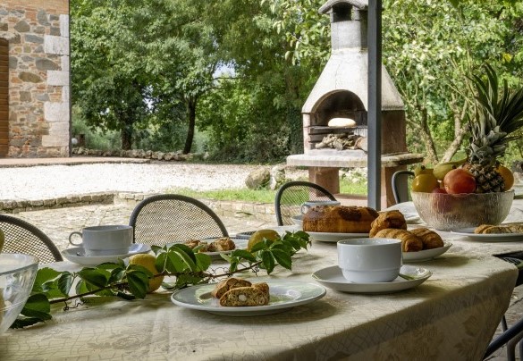 Barbecue area located near the pergola with dining space - La Burraia