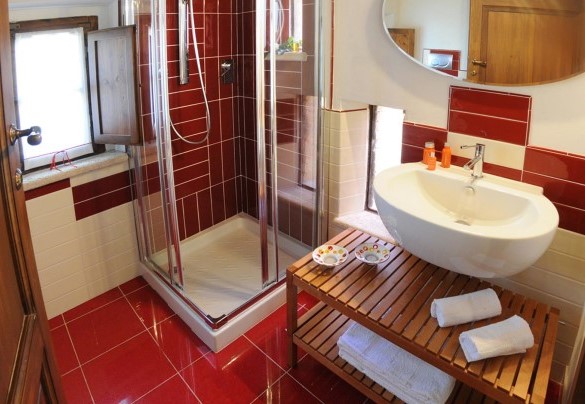 Bathroom n.1 with shower on the first floor, en-suite to the double bedroom n.1 - La Capanna di Franca 6+2