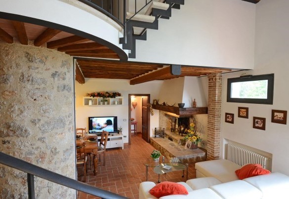 Large living area with fireplace, TV corner and dining room - La Capanna di Franca 6+2