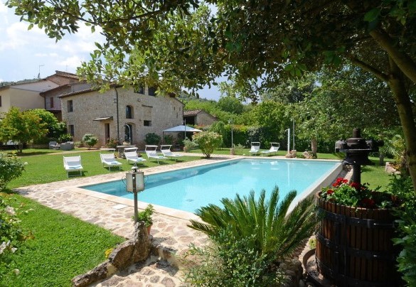 General view of the pool and the park towards the country house - La Capanna di Franca 6+2