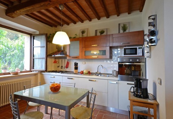 Bright kitchen with table on the ground floor - La Capanna di Franca 6+2