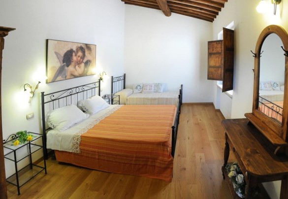 Double bedroom n.2 (with one single additional bed) on the first floor - La Capanna di Franca 6+2