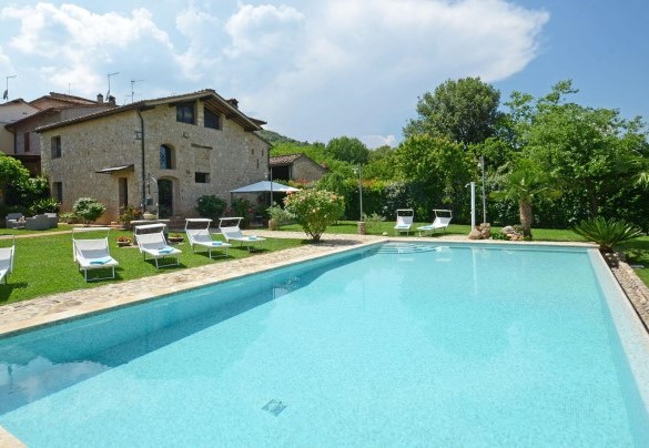 General view of the pool and the park towards the country house - La Capanna di Franca 6+2