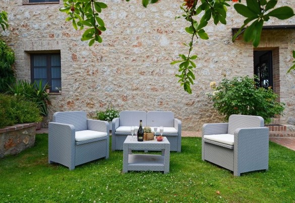 Comfortable armchairs and a table located on the lawn near the entrance door - La Capanna di Franca 6+2