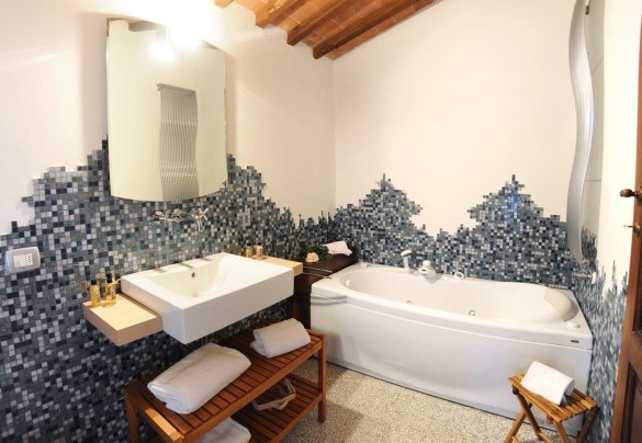Bathroom n.2 with hydro-massage tub on the first floor - La Capanna di Franca 6+2