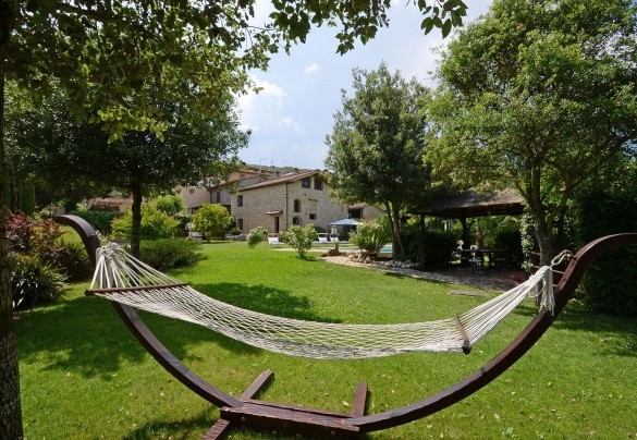 The relax corner with a hammock in the middle of the well-kept lawn near the pergola - La Capanna di Franca 6+2