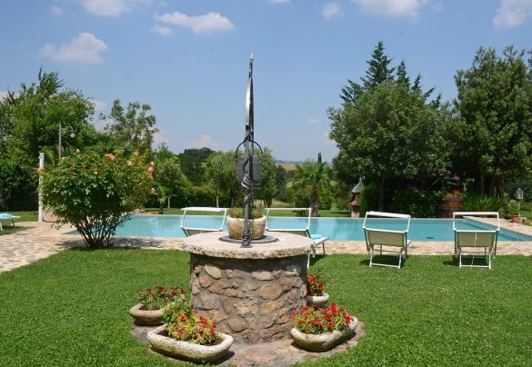 View of the pool from the country house surrounded by the green Tuscan countryside - La Capanna di Franca 6+2