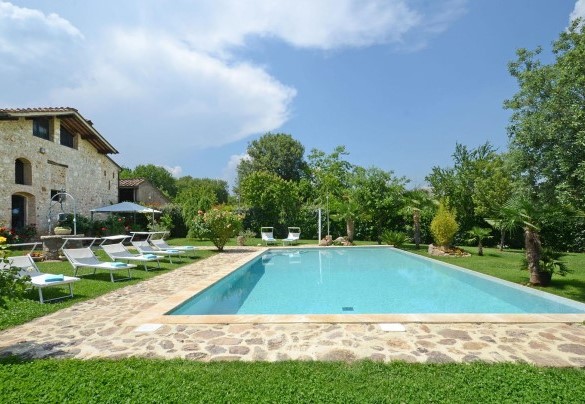 General view of the pool and the park towards the country house - La Capanna di Franca 6+2