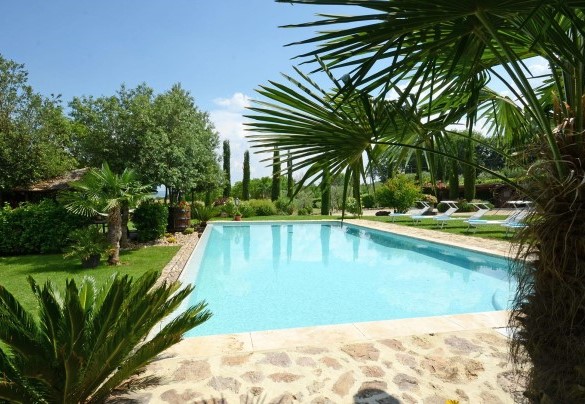 Well-furnished infinity pool immersed in the greenery of the surrounding park – La Capanna di Franca 6+2