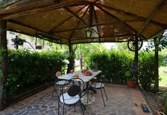 Outdoor relax area under the shady pergola close to the pool - La Capanna di Franca 6+2