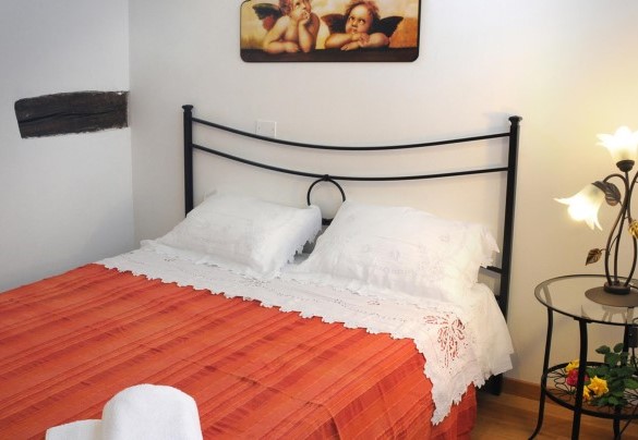 Double bedroom n.1 on the first floor with en-suite bathroom n.1 - La Capanna di Franca 6+2