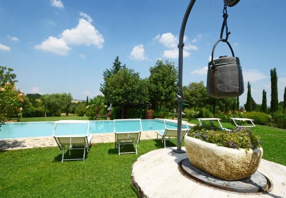 Ancient well, comfortable sunbeds and outdoor shower furnish the lawn sunbathing area around the pool - La Capanna di Franca 6+2