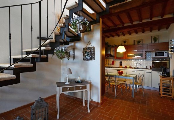 Comfortable kitchen with table communicating with living area - La Capanna di Franca 6+2