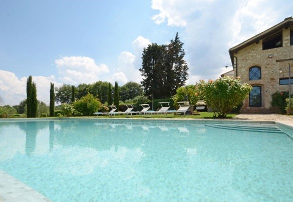 Beautiful pool with lawn sunbathing area towards the country house - La Capanna di Franca 6+2