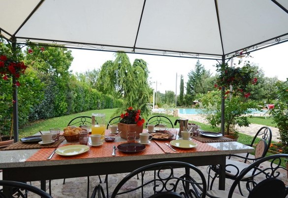 The table set for outdoor breakfasts and dinners under the gazebo next to the country house – La Capanna di Franca 6+2