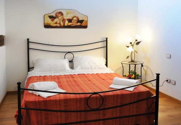 Double bedroom n.1 on the first floor with en-suite bathroom n.1 - La Capanna di Franca 6+2