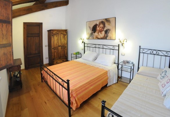 Double bedroom n.2 (with one single additional bed) on the first floor - La Capanna di Franca 6+2