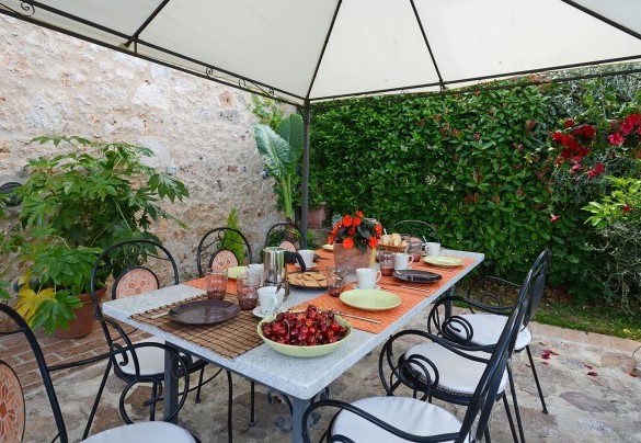 The table set for outdoor breakfasts and dinners under the gazebo next to the country house – La Capanna di Franca 6+2