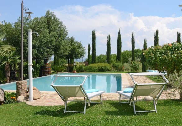 Comfortable sunbeds and outdoor shower furnish the lawn sunbathing area around the pool - La Capanna di Franca 6+2