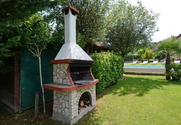 Fixed barbecue located next to the pergola in the sunbathing area of the pool – La Capanna di Franca 6+2