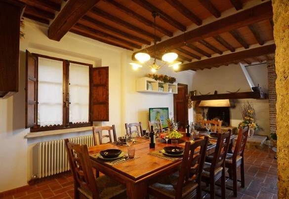 Traditional dining room  with TV corner, communicating with the kitchen - La Capanna di Franca 6+2