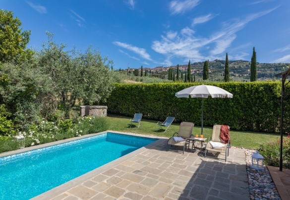 La piscina e sullo sfondo il bellissimo panorama della città di Cortona - La Capannina 