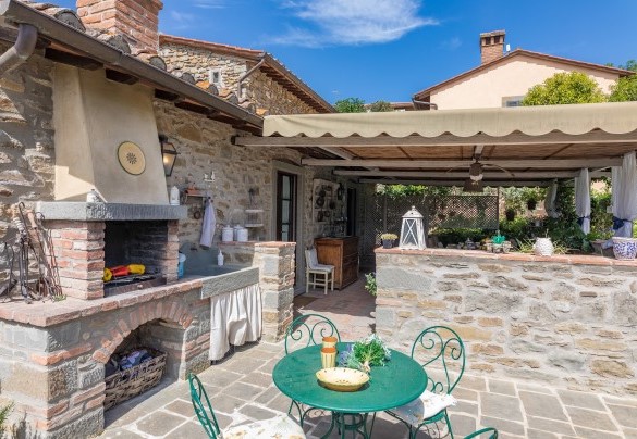 Il barbecue adiacente alla zona per mangiare all'aperto - La Capannina 