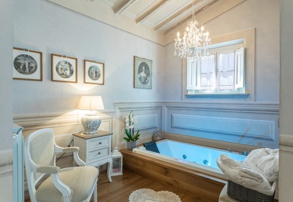 Camera matrimoniale con letto largo 1,80 con vasca idromassaggio a vista (accessoriata con aroma e cromoterapia) - La Capannina