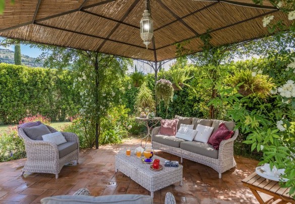 Il gazebo in ferro battuto con zona salotto forma la cornice ideale per trascorrere giornate al sole in pieno relax - La Capannina 