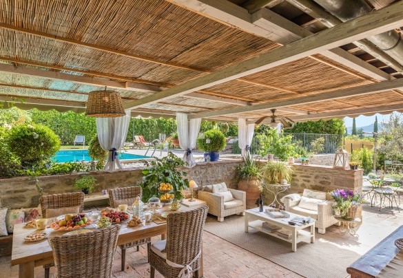 La zona pranzo esterna allestita con tavolo e sedie - La Capannina 