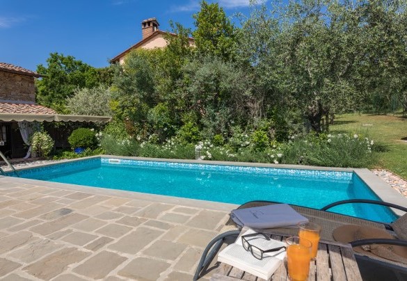 Il meraviglioso giardino pieno di fiori coloratissimi e profumati - La Capannina 