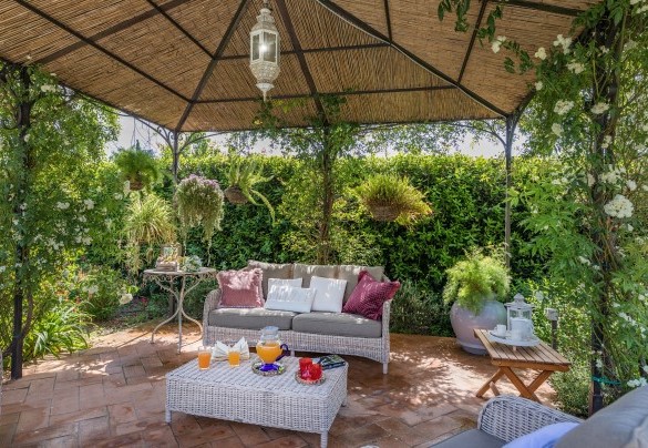 Dettaglio della zona relax in zona piscina - La Capannina  