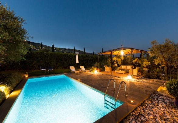 La panoramica piscina illuminata di notte - La Capannina   