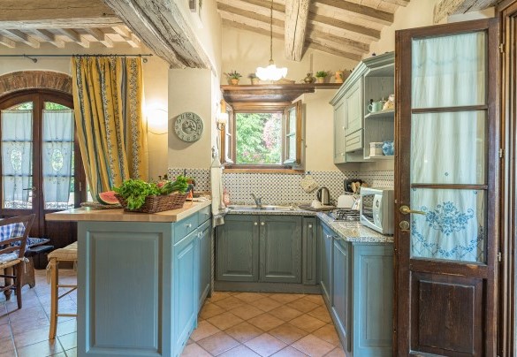 La cucina con uscita diretta verso la veranda - La Capannina