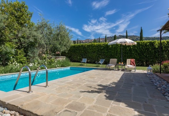 La piscina e la zona prendisole attrezzata con lettini, sdraio, ombrellone, doccia e gazebo - La Capannina 