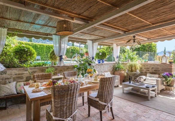 La spaziosa veranda, con area salotto e zona pranzo e con adiacente un barbecue in muratura - La Capannina 