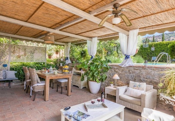 Davanti alla porta finestra della cucina si apre la spaziosa veranda - La Capannina 