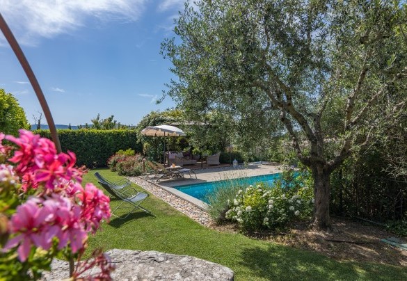La piscina è collocata nella parte interna del giardino ed è recintata su due lati da rete e siepe di alloro - La Capannina 